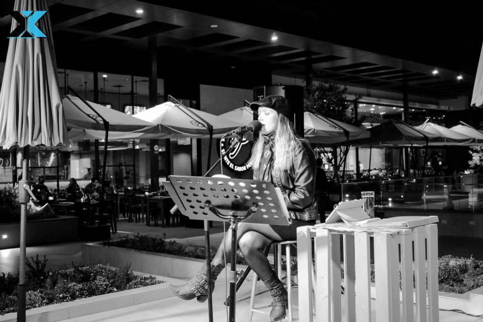 Anita Veas, Música