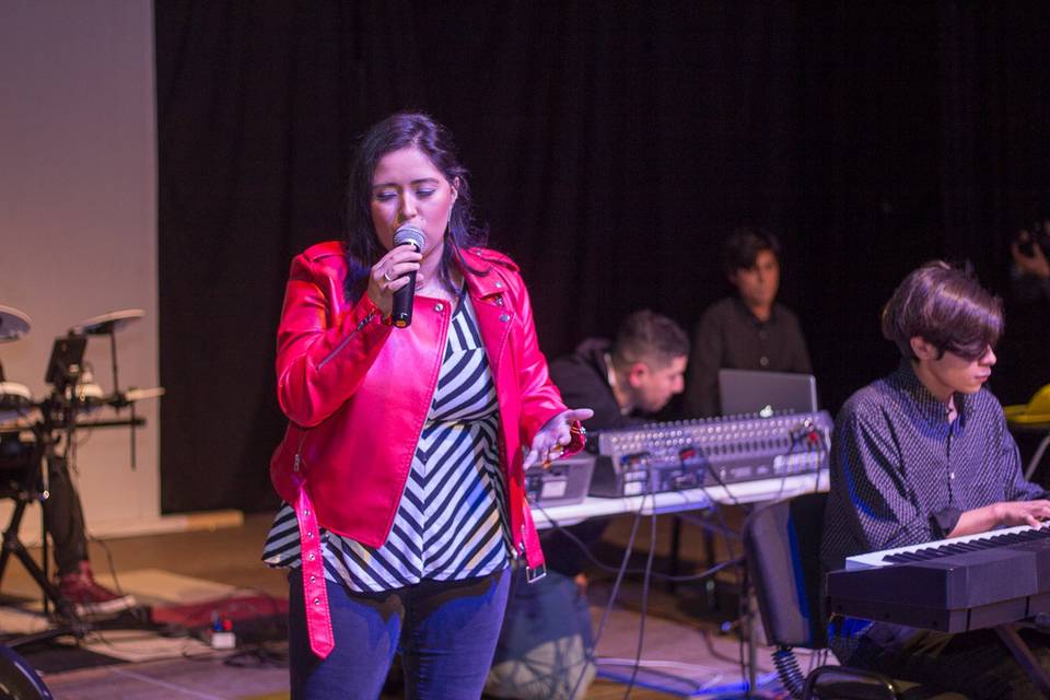 Claudia Flores, Música