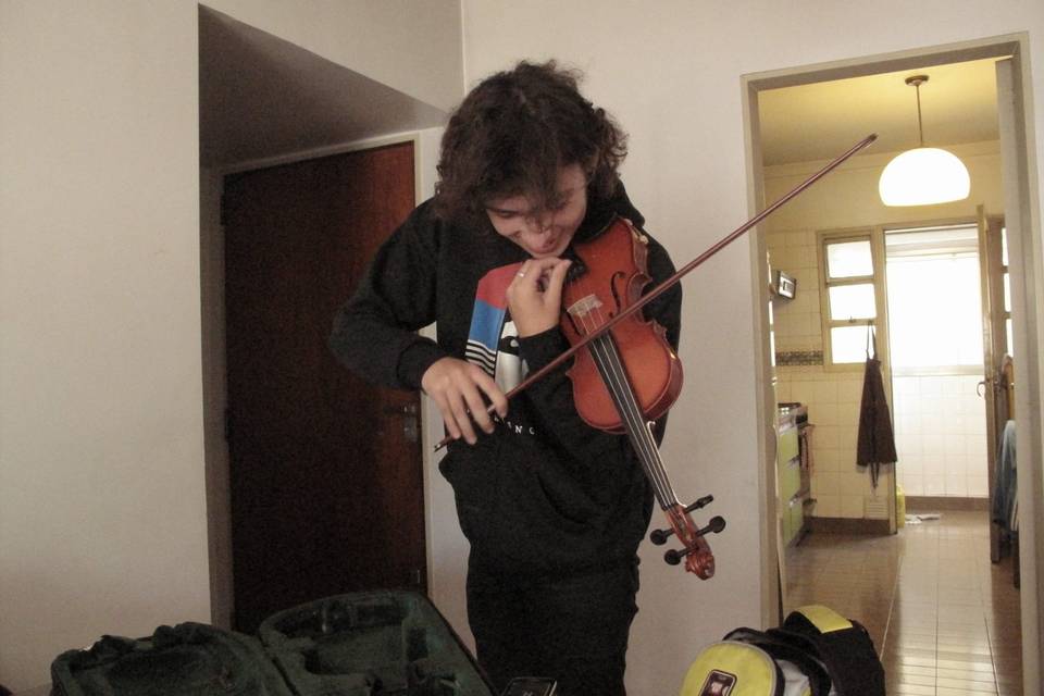 Efe Violín, Música