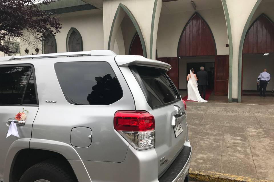 El Auto de los Novios