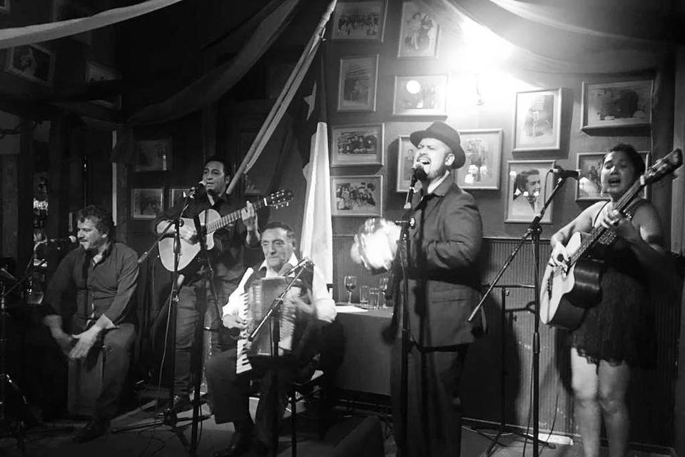 Los Perpetuos, Música