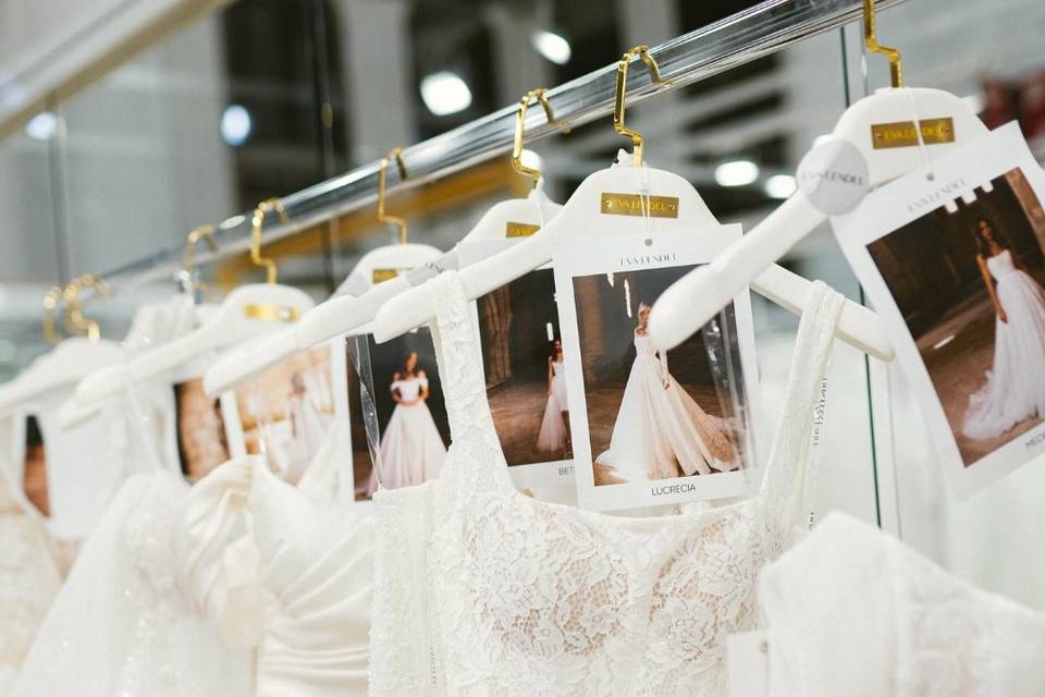 Novias Claro de Luna, Tiendas de Novia