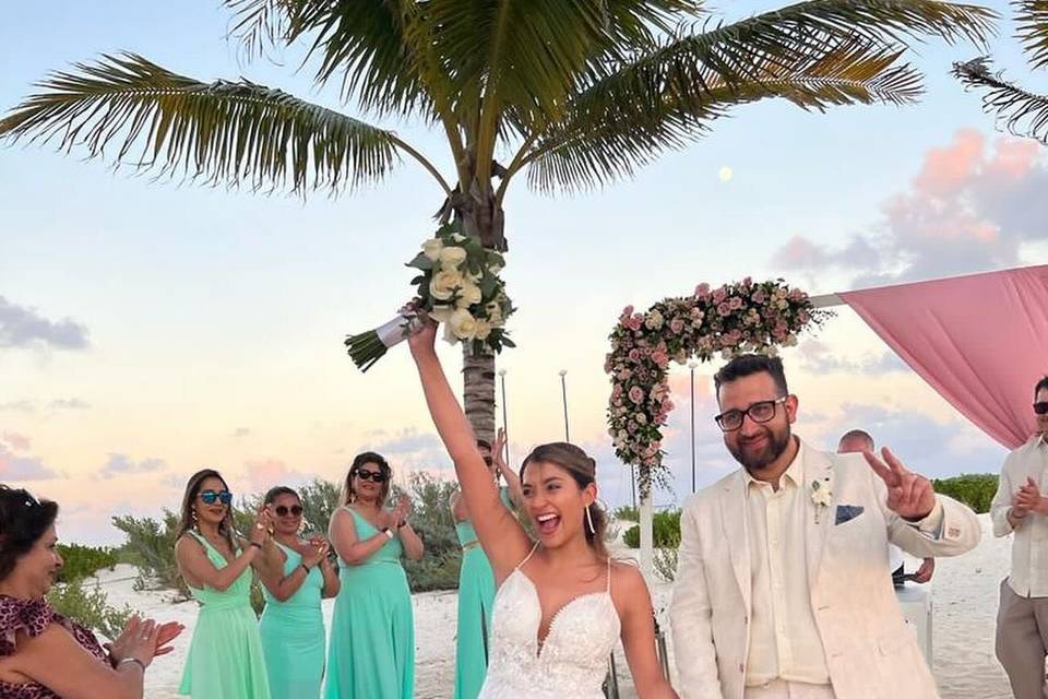 Paola Valenzuela, Tiendas de Novia