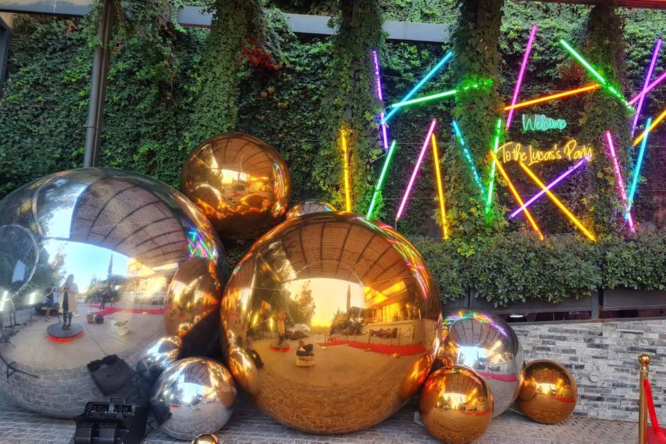 Shiny Balls, Decoración