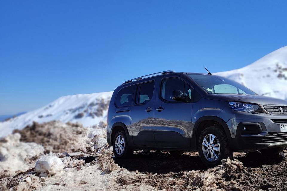 Transporte y Servicios JL, Autos