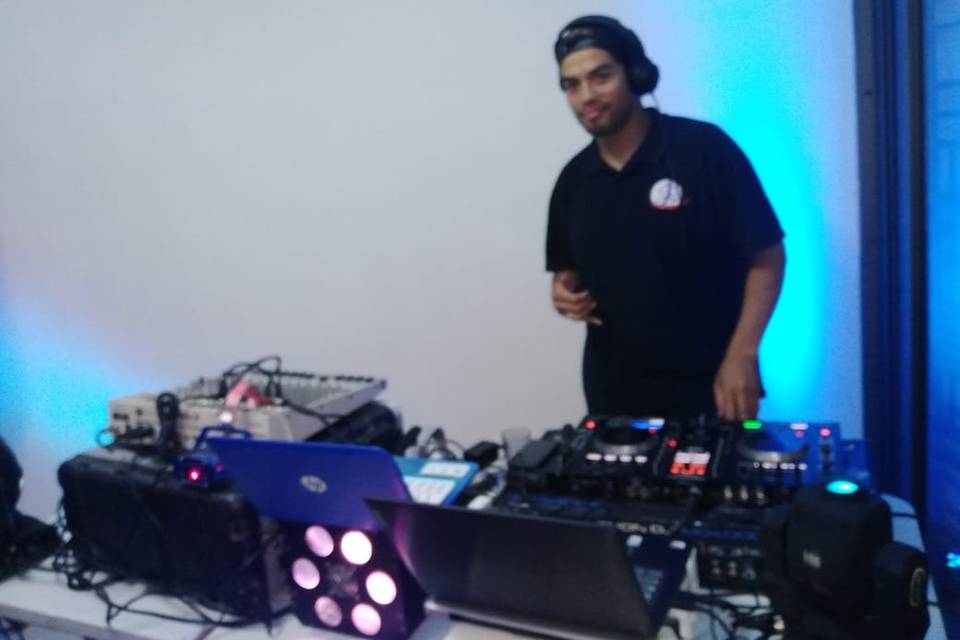 Under Partys, Música
